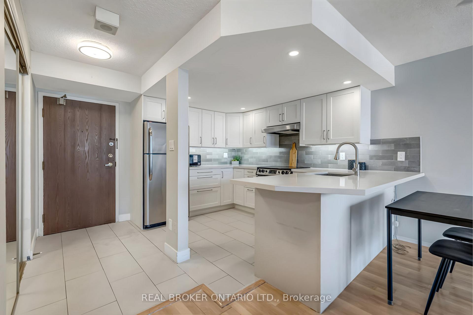 Photo 2 of Unit 903, 25 Agnes Street, Mississauga, Cooksville — HOMEH