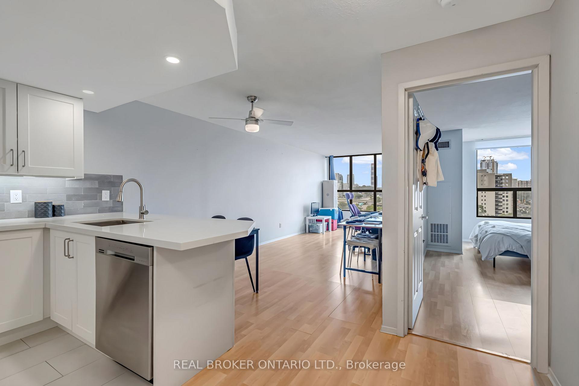 Photo 3 of Unit 903, 25 Agnes Street, Mississauga, Cooksville — HOMEH