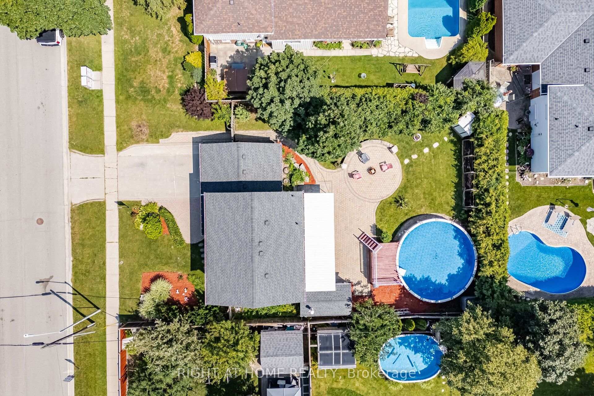Photo 2 of 4 Rosefield Drive, Halton Hills, Georgetown — HOMEH