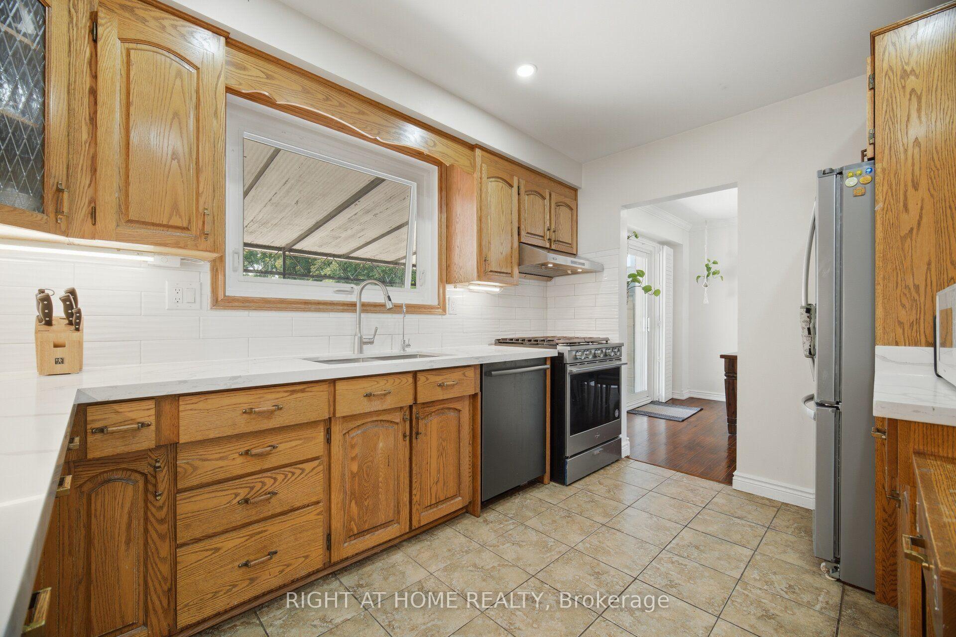 Photo 12 of 4 Rosefield Drive, Halton Hills, Georgetown — HOMEH