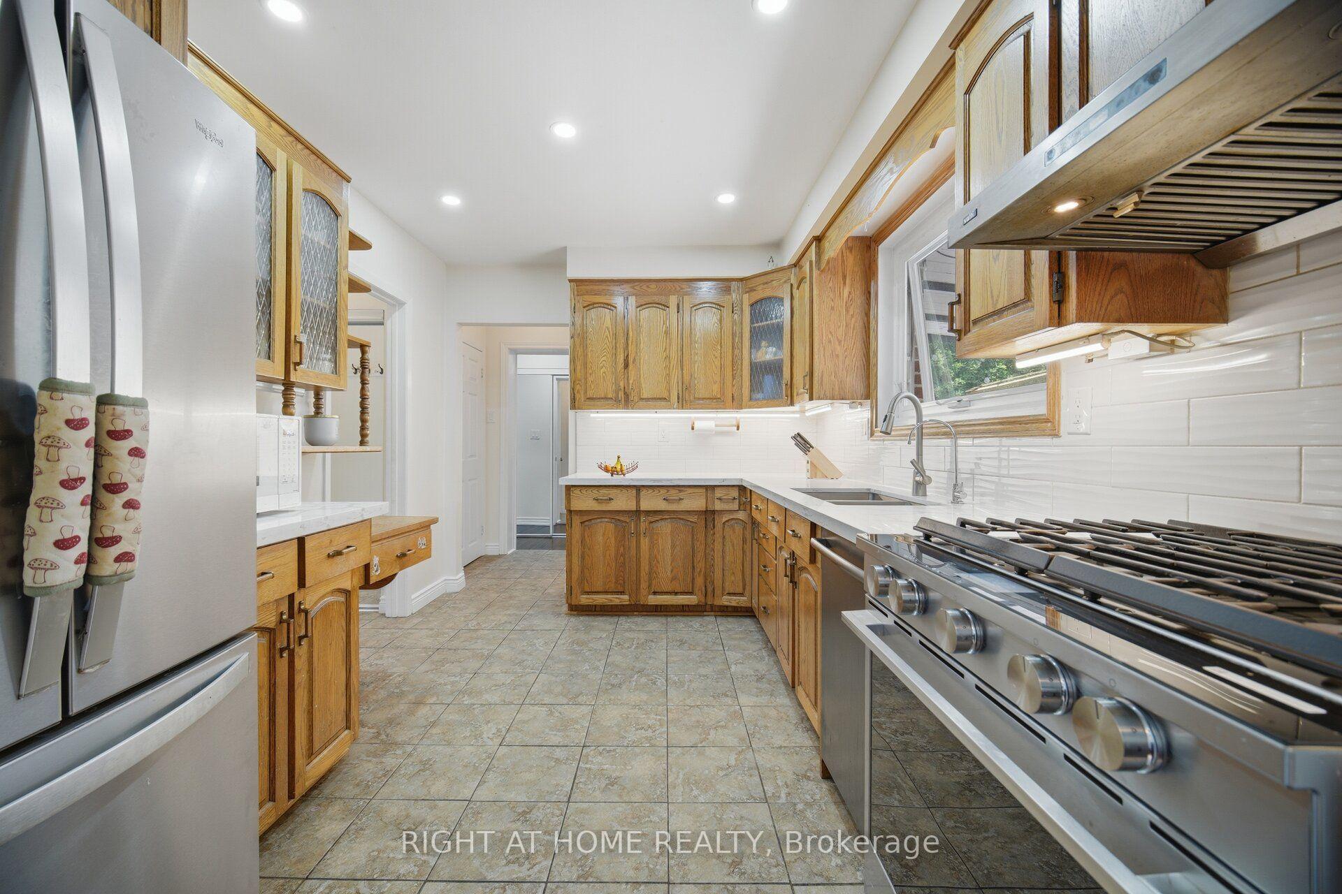 Photo 13 of 4 Rosefield Drive, Halton Hills, Georgetown — HOMEH