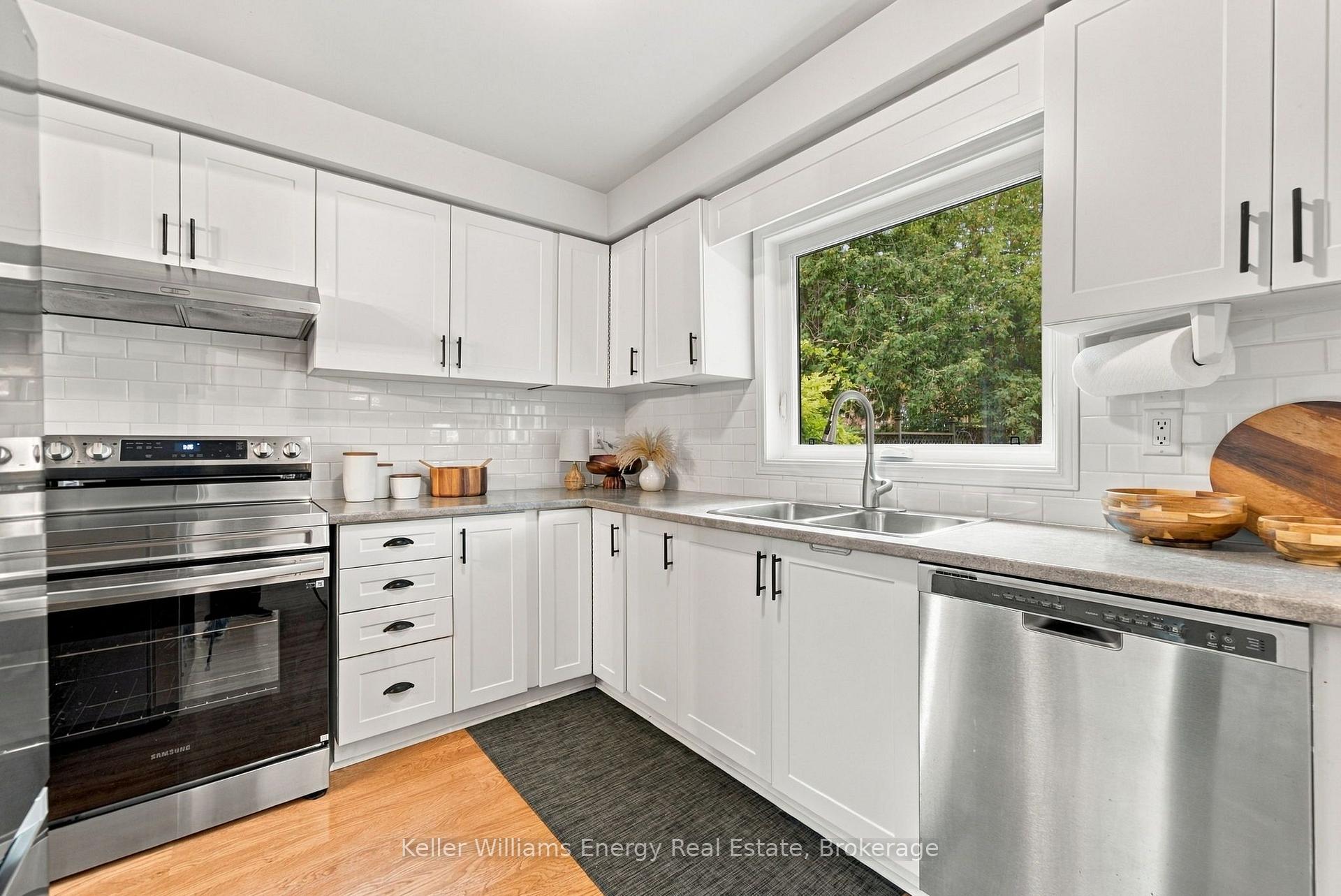 Photo 5 of 123 Erickson Drive, Whitby, Blue Grass Meadows — HOMEH