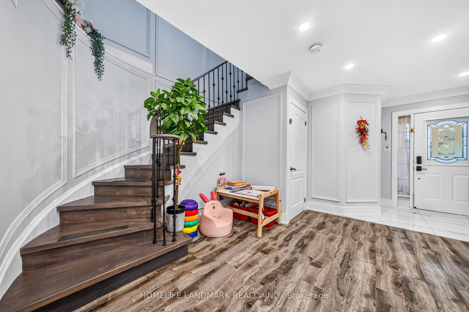 Photo 4 of 92 Denton Circle, Vaughan, Maple — HOMEH