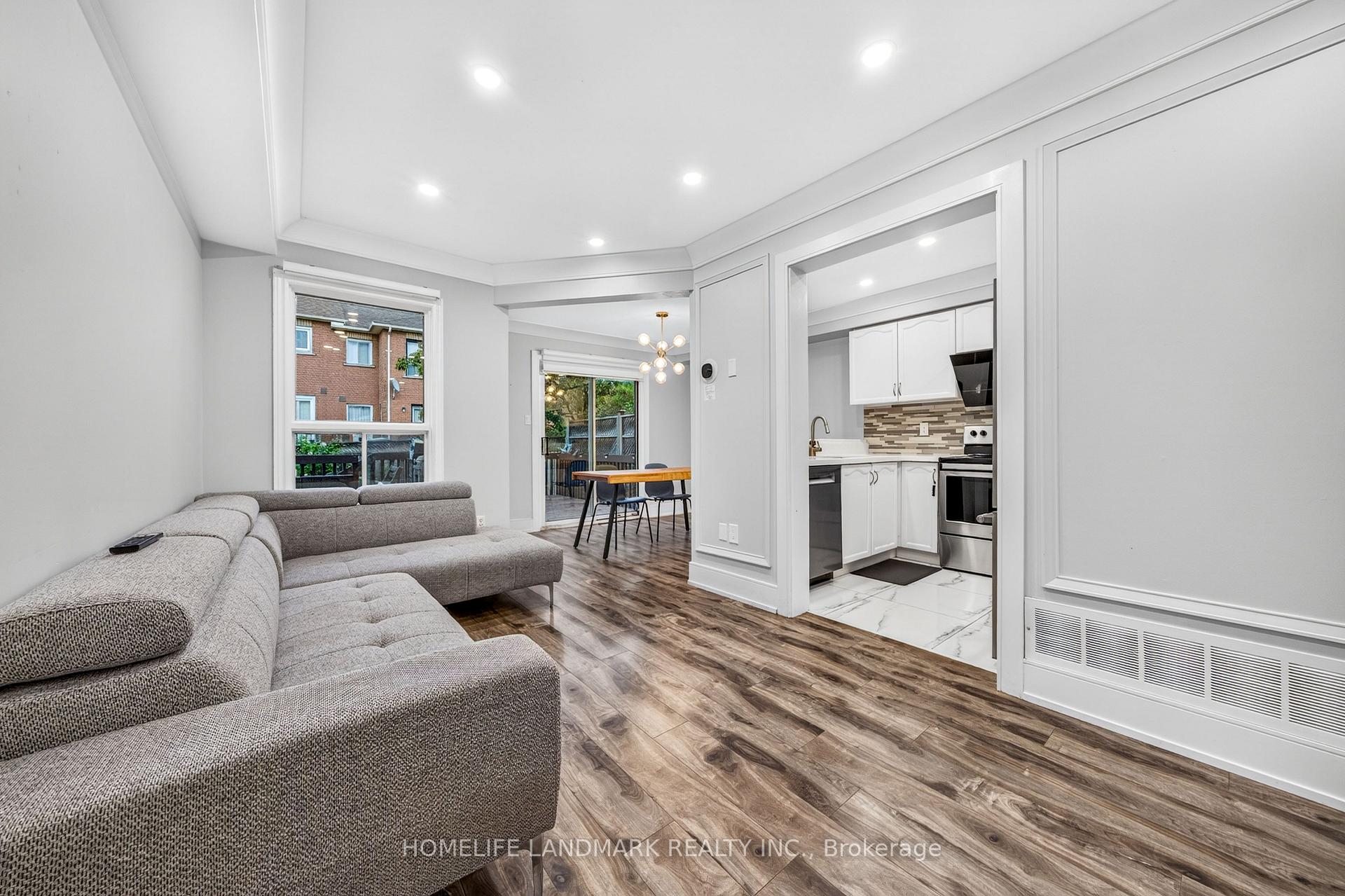 Photo 9 of 92 Denton Circle, Vaughan, Maple — HOMEH