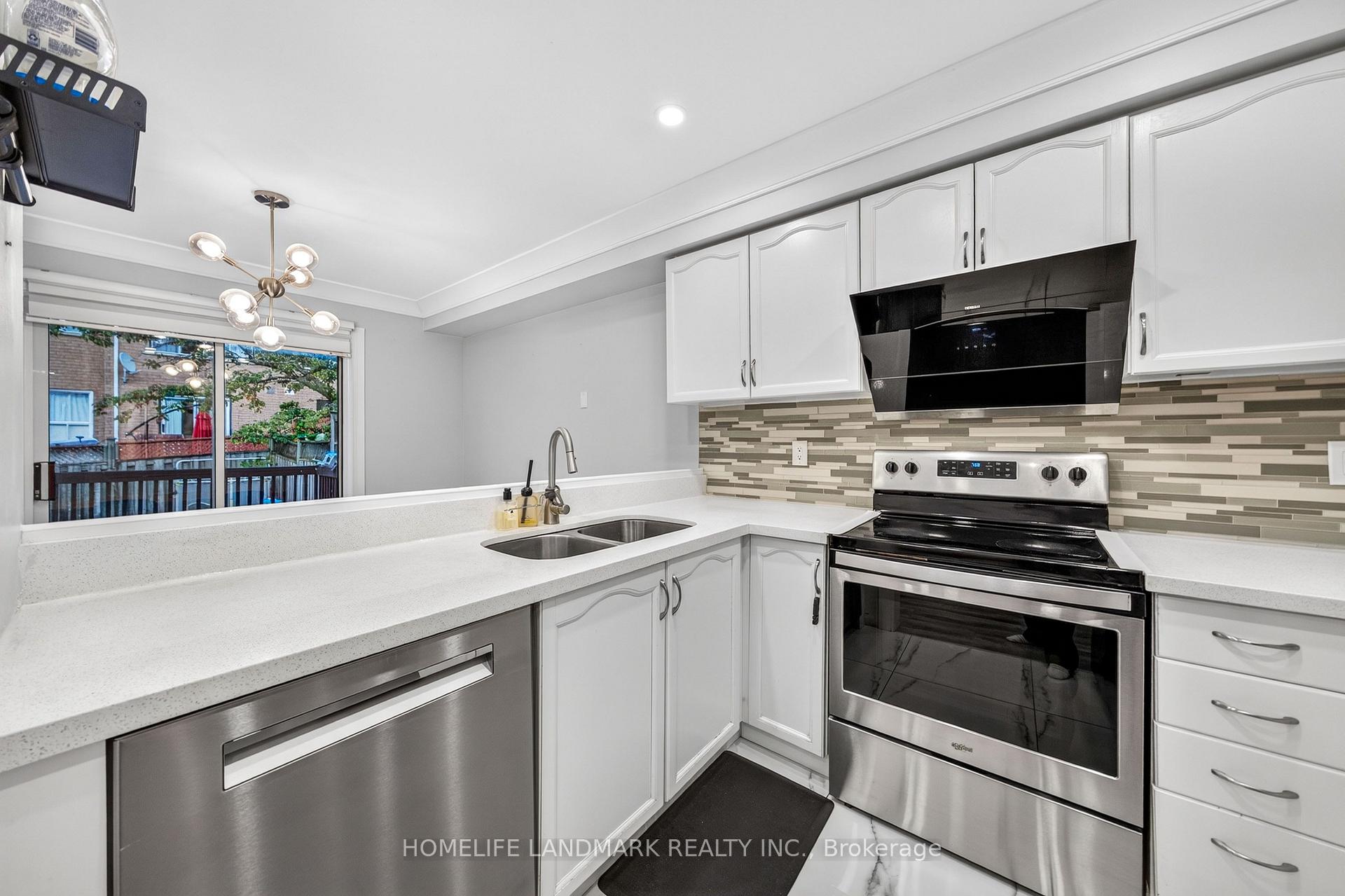 Photo 15 of 92 Denton Circle, Vaughan, Maple — HOMEH