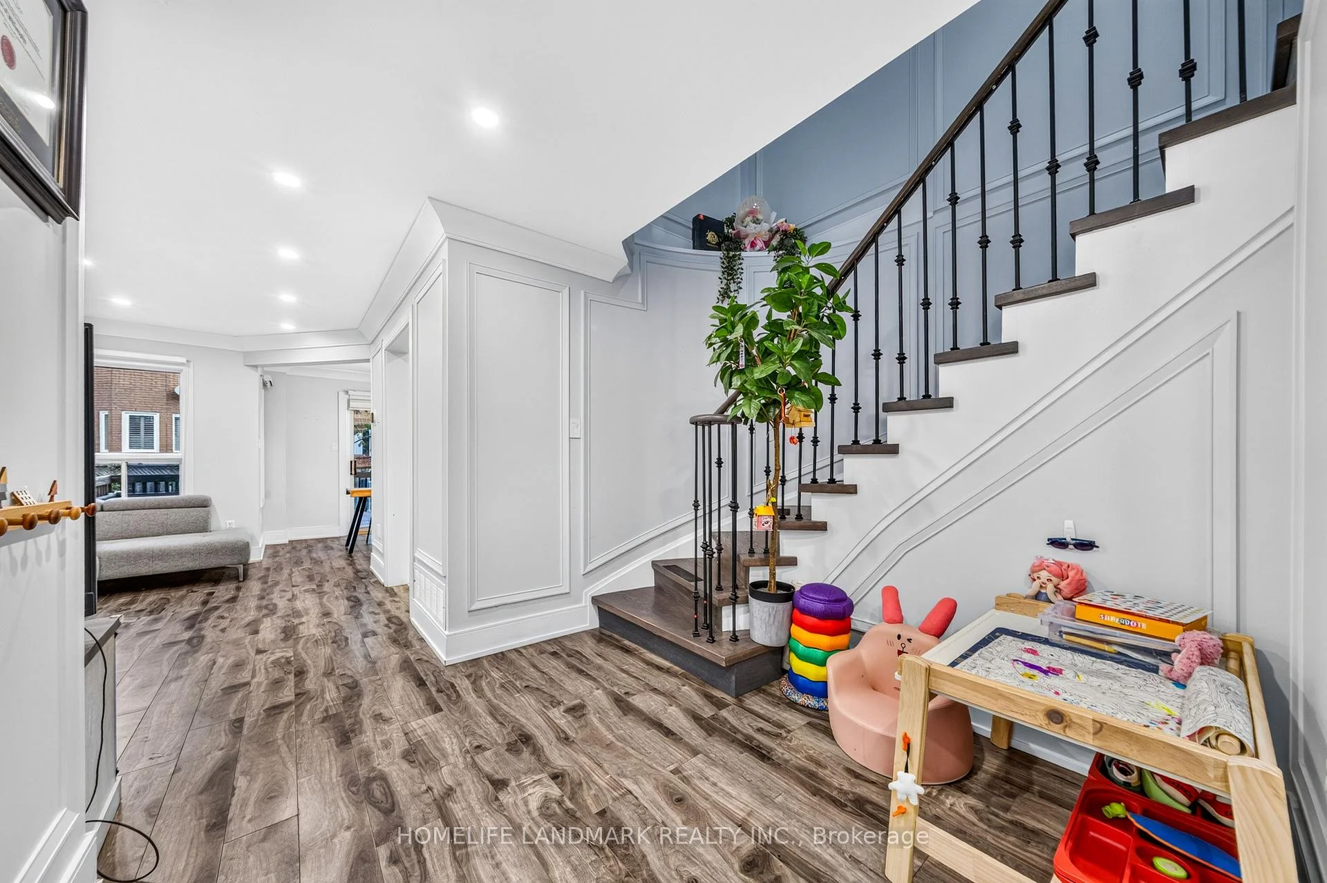 Photo 7 of 92 Denton Circle, Vaughan, Maple — HOMEH
