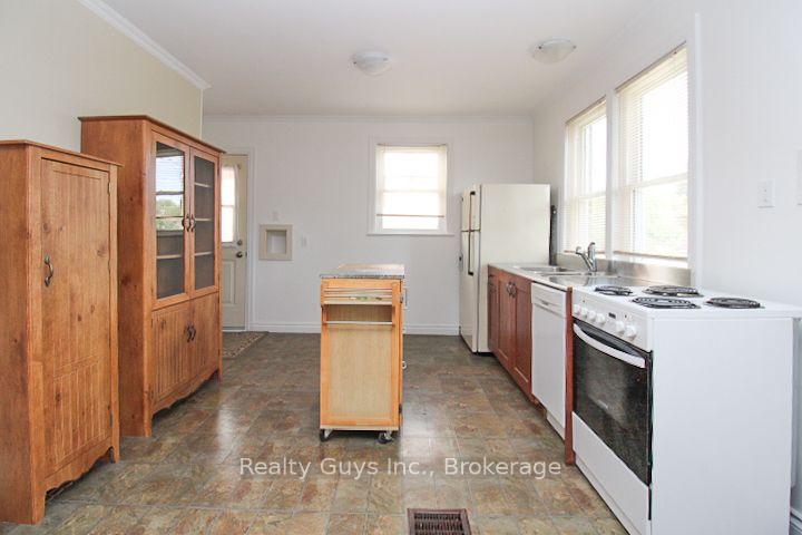 Photo 12 of 590 Mccannan Avenue, Peterborough, Town Ward 3 — HOMEH