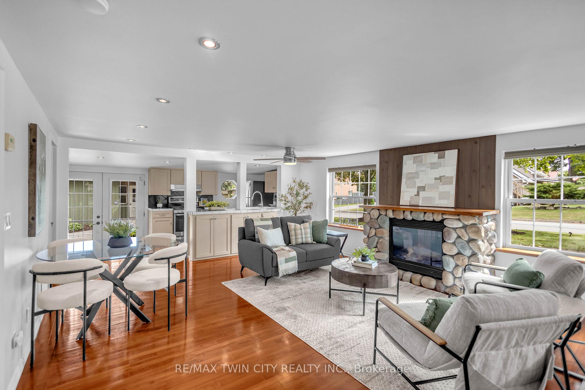 Photo 5 of 79 Oak Street, Norfolk, Simcoe — HOMEH