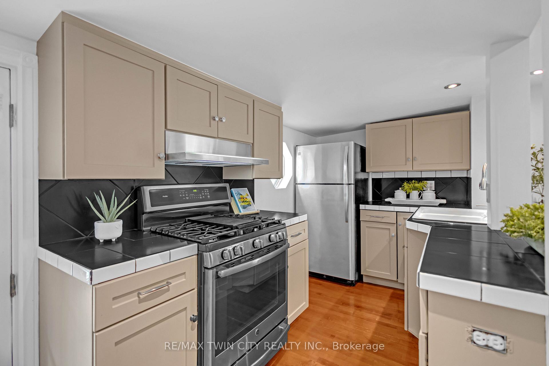 Photo 7 of 79 Oak Street, Norfolk, Simcoe — HOMEH