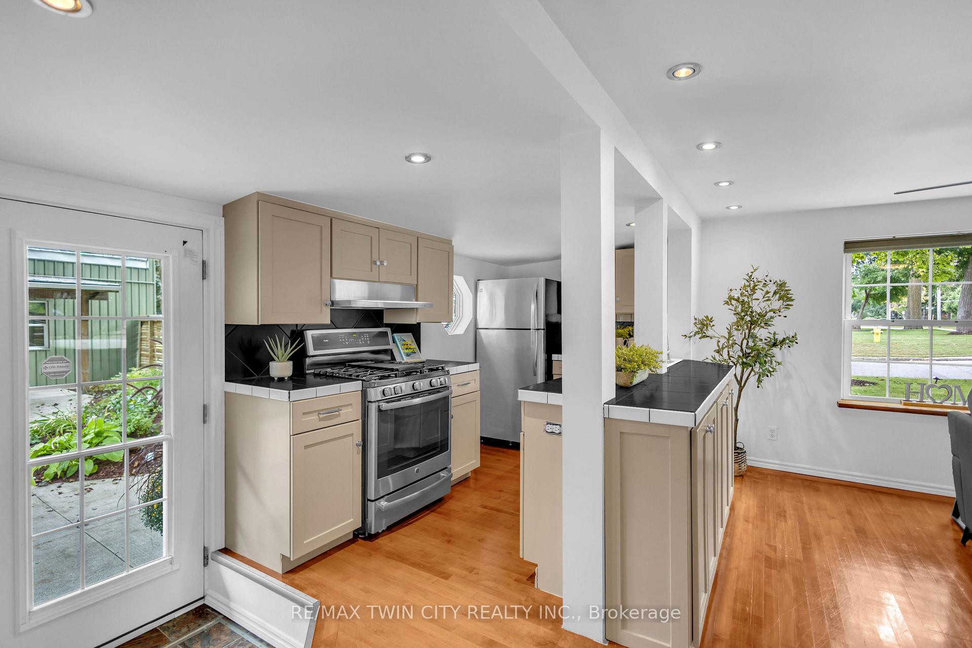 Photo 8 of 79 Oak Street, Norfolk, Simcoe — HOMEH