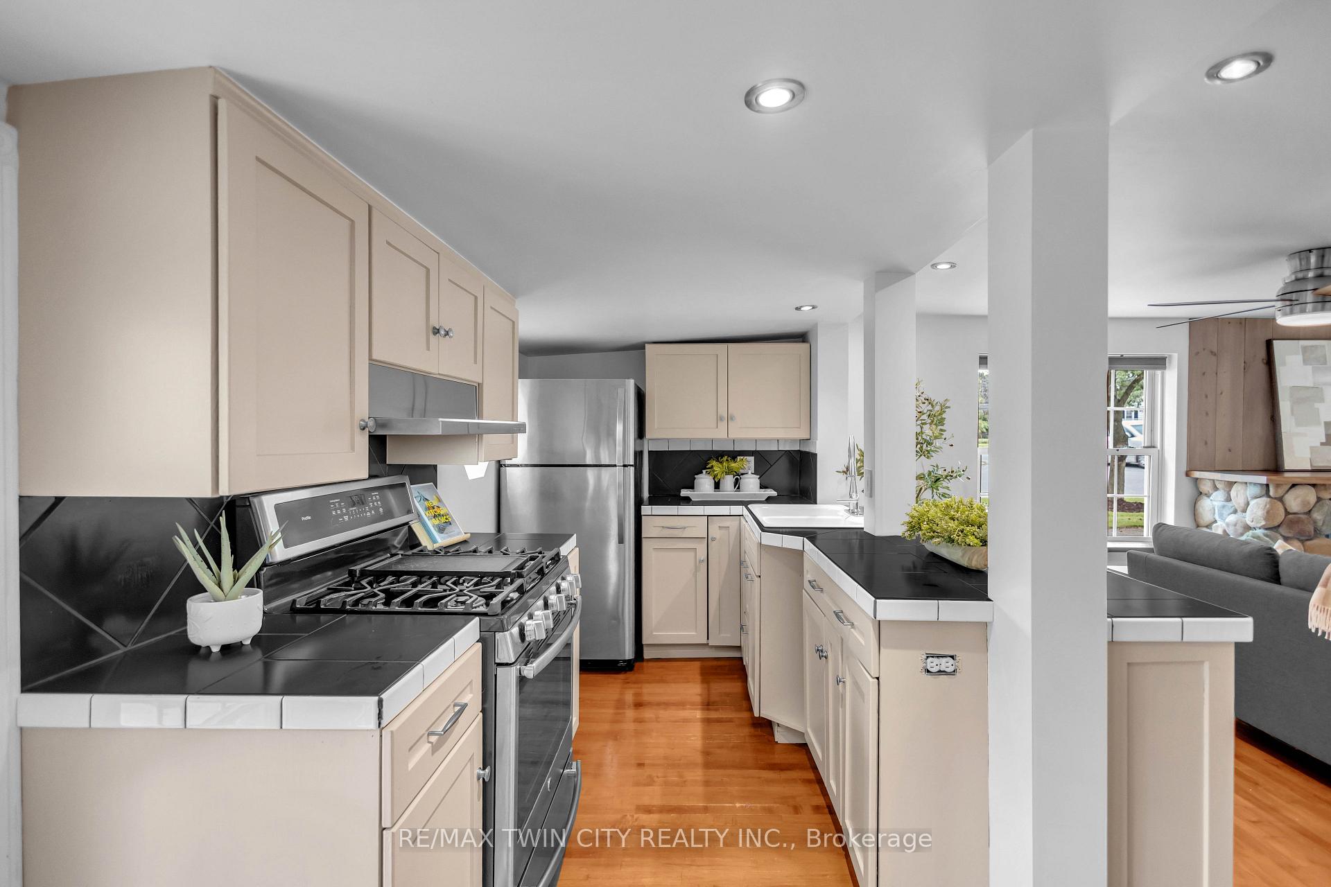 Photo 9 of 79 Oak Street, Norfolk, Simcoe — HOMEH