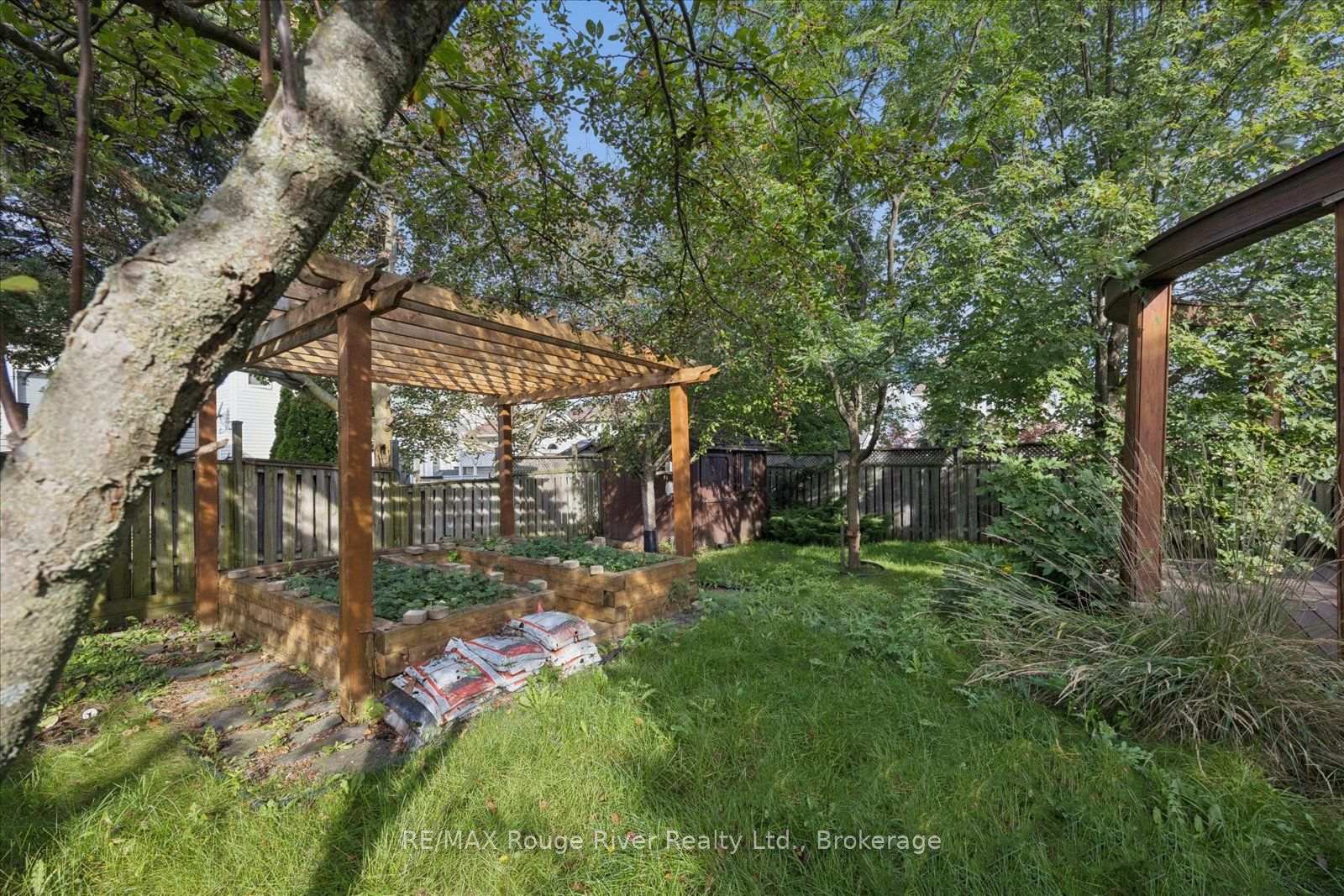 Photo 42 of 82 Darius Harns Drive, Whitby, Brooklin — HOMEH