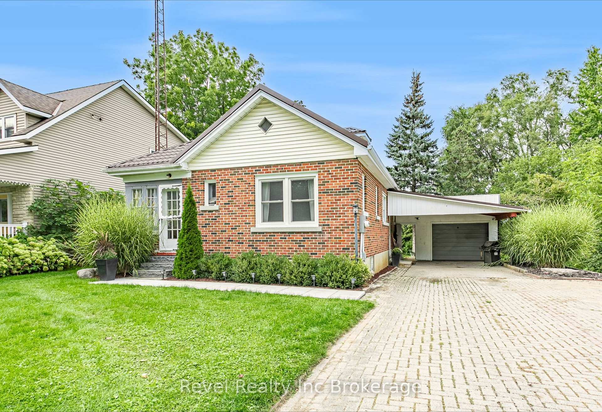 Photo of 120 Loveys Street E