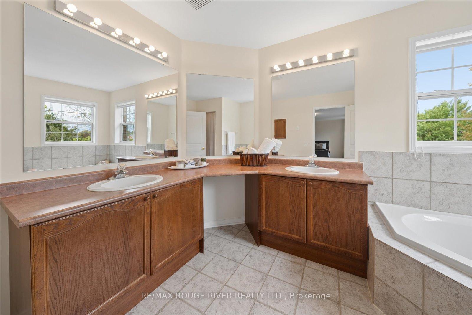 Photo 25 of 125 Gartshore Drive, Whitby, Williamsburg — HOMEH