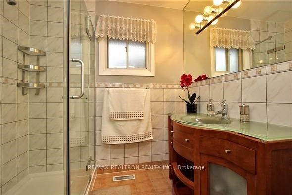 Photo 12 of 19 Appian Drive, North York, Bayview Village — HOMEH