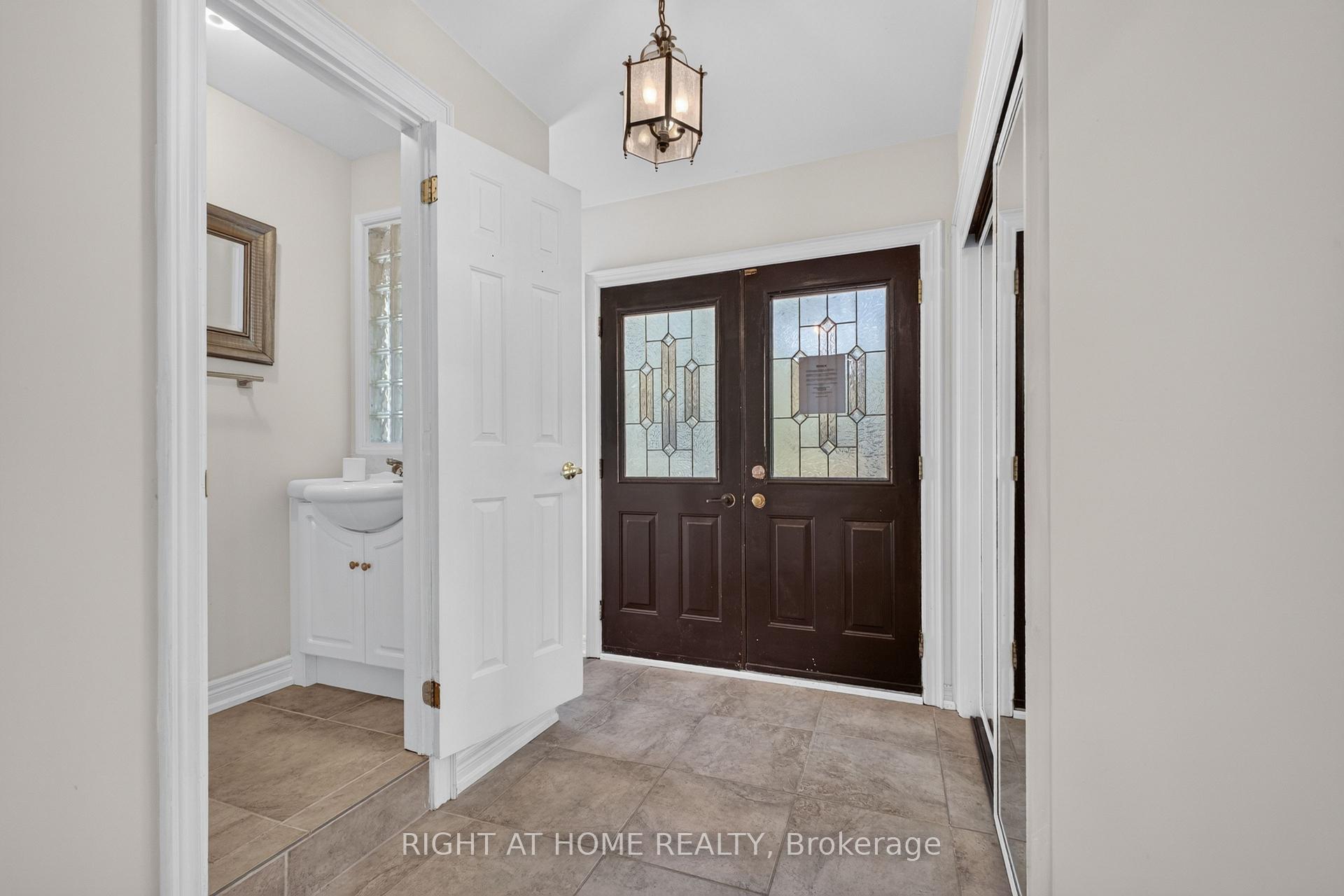 Photo 3 of 20 Holgate Street, Barrie, Allandale — HOMEH