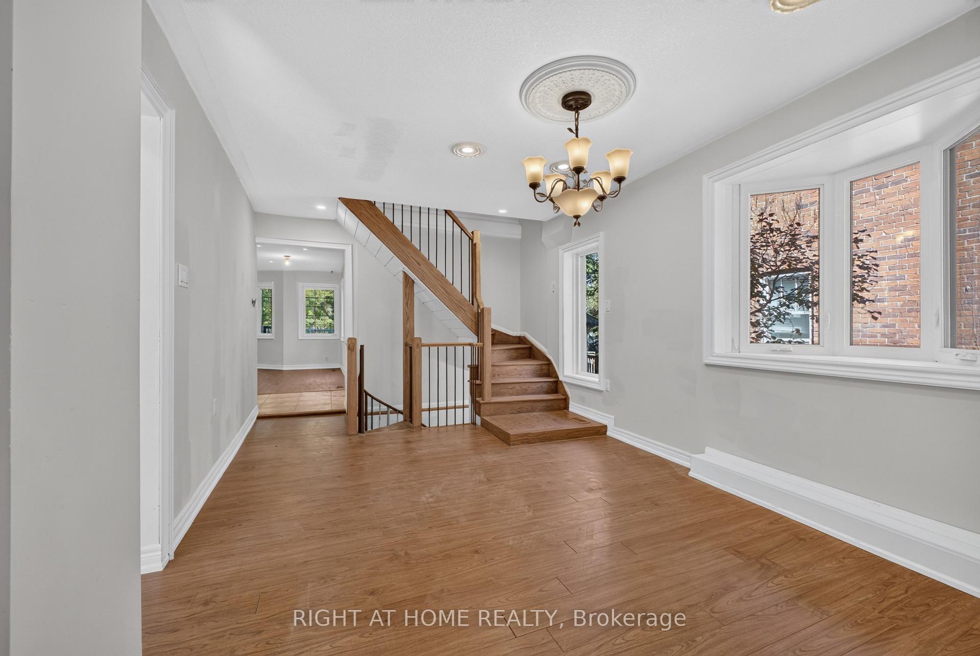 Photo 4 of 20 Holgate Street, Barrie, Allandale — HOMEH