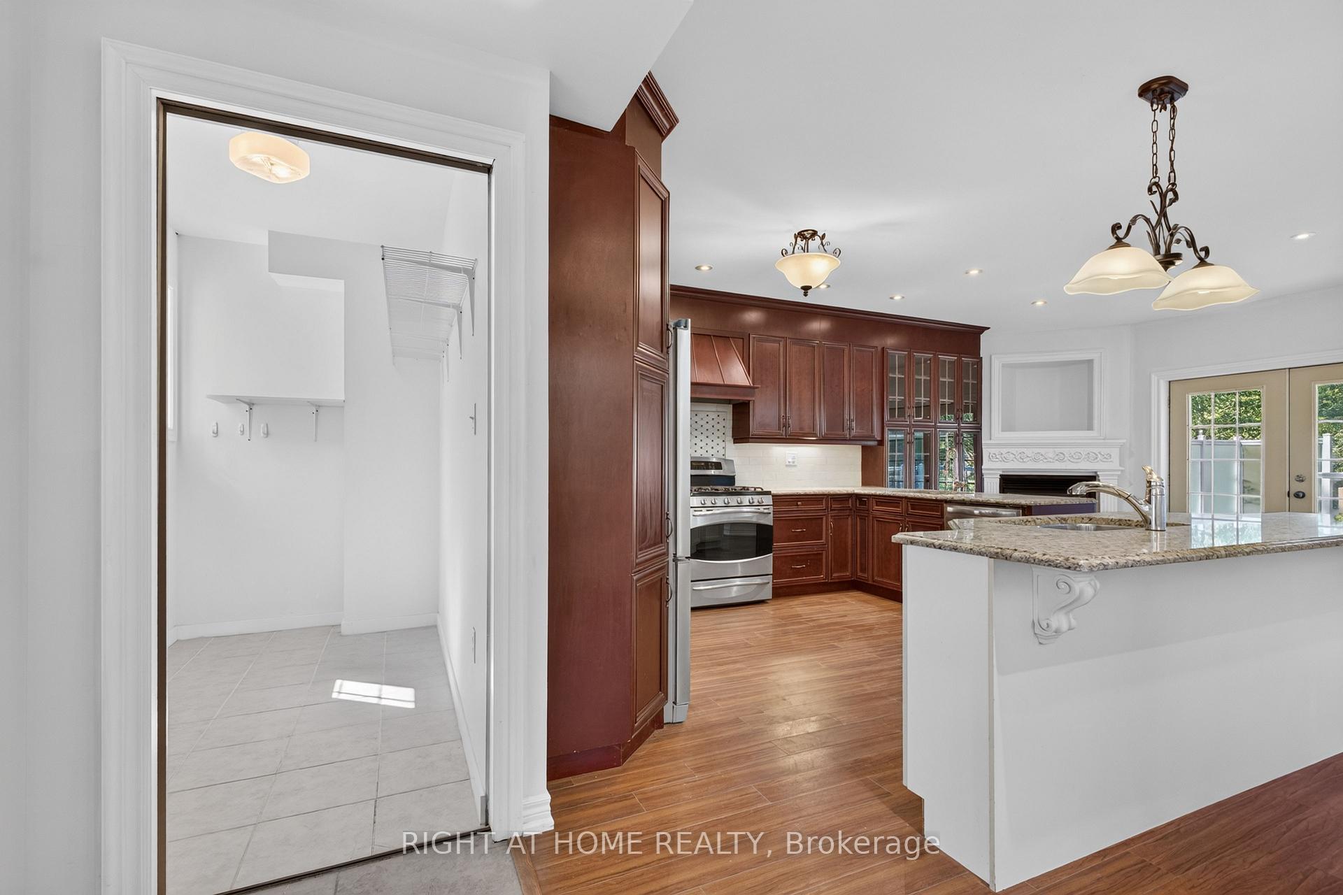 Photo 10 of 20 Holgate Street, Barrie, Allandale — HOMEH