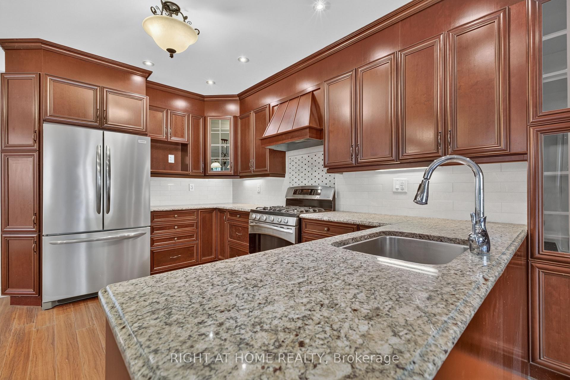 Photo 12 of 20 Holgate Street, Barrie, Allandale — HOMEH