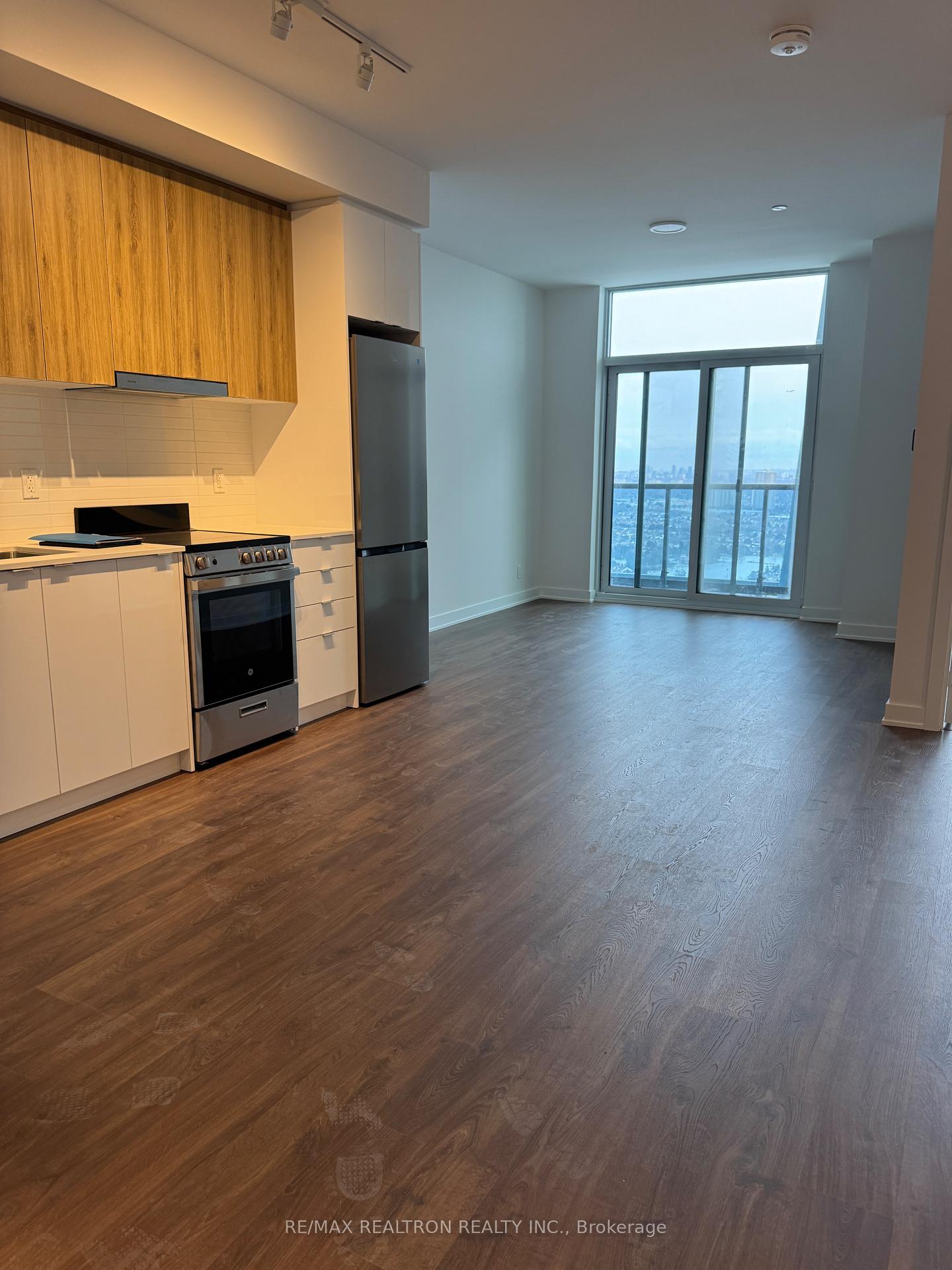 Photo of Unit 3501, 30 Upper Mall Way S