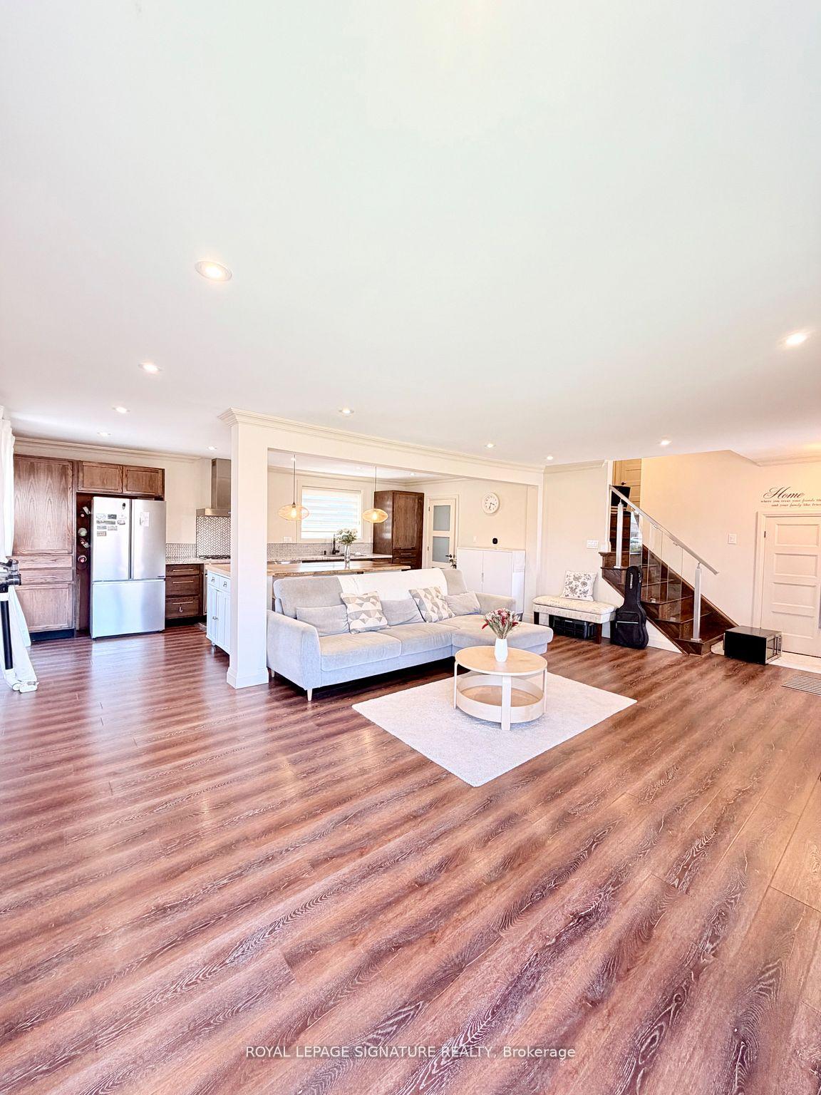 Photo 8 of 2263 Harcourt Crescent, Mississauga, Lakeview — HOMEH