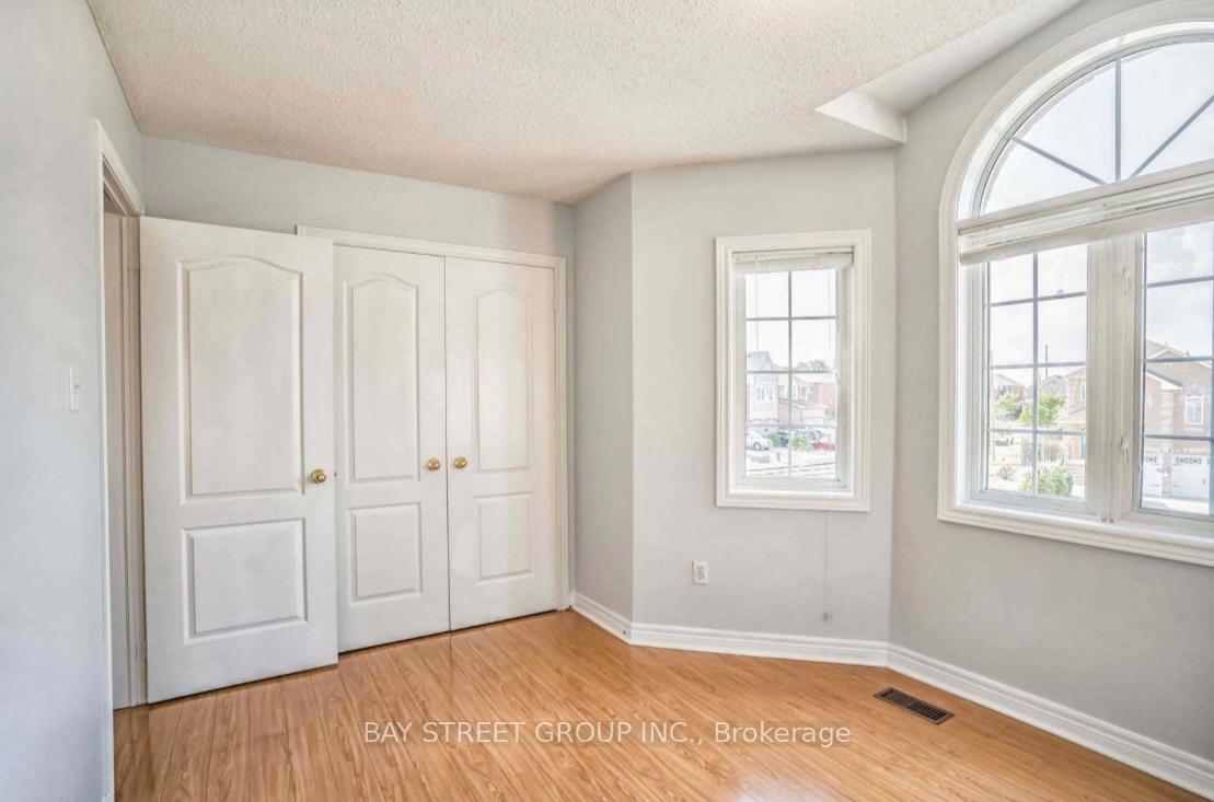 Photo 10 of 43 Avenida Street, Markham, Middlefield — HOMEH