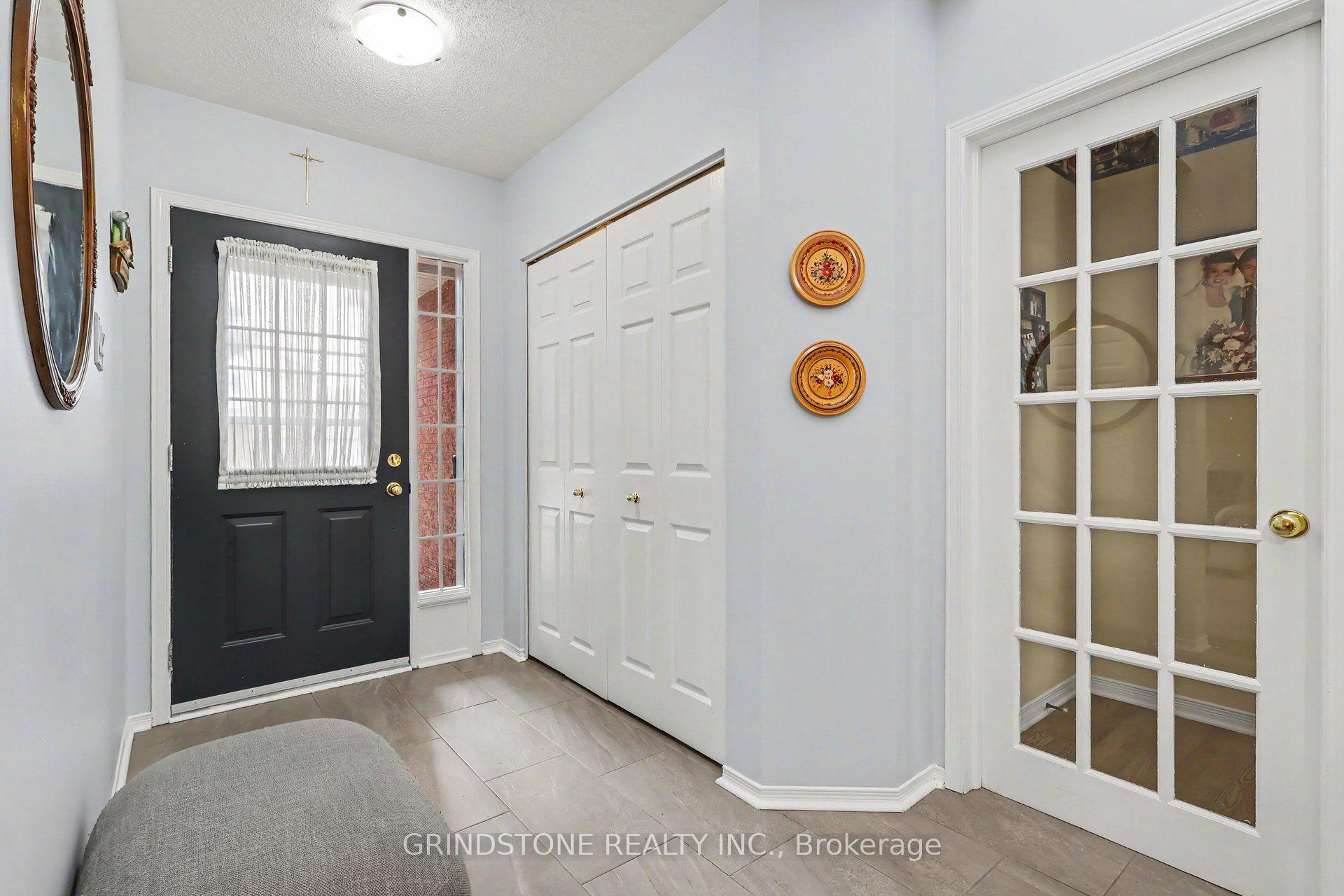 Photo 3 of 852 Paradise Crescent, Ottawa, Fallingbrook/Gardenway South — HOMEH