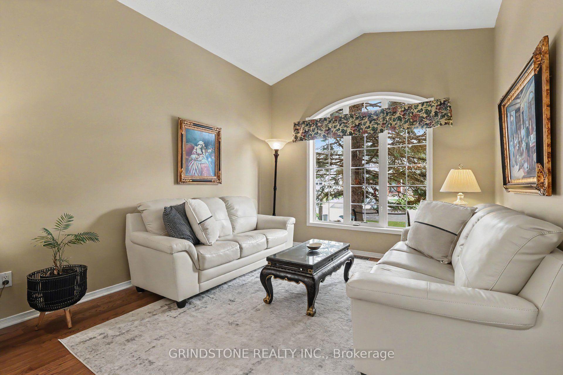 Photo 4 of 852 Paradise Crescent, Ottawa, Fallingbrook/Gardenway South — HOMEH