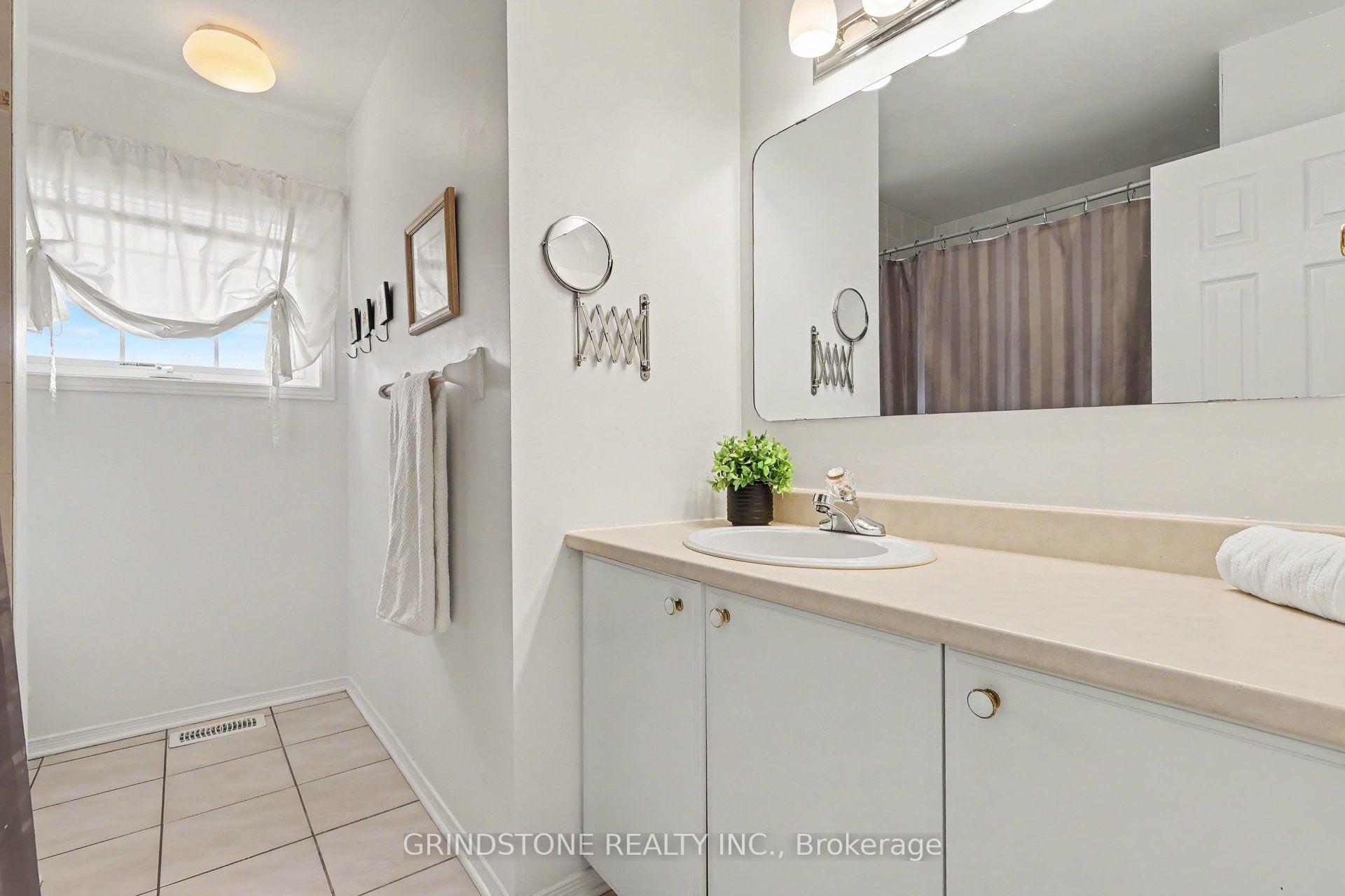 Photo 28 of 852 Paradise Crescent, Ottawa, Fallingbrook/Gardenway South — HOMEH