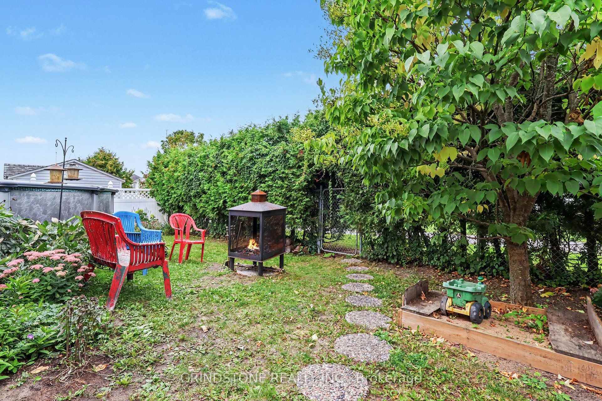 Photo 37 of 852 Paradise Crescent, Ottawa, Fallingbrook/Gardenway South — HOMEH