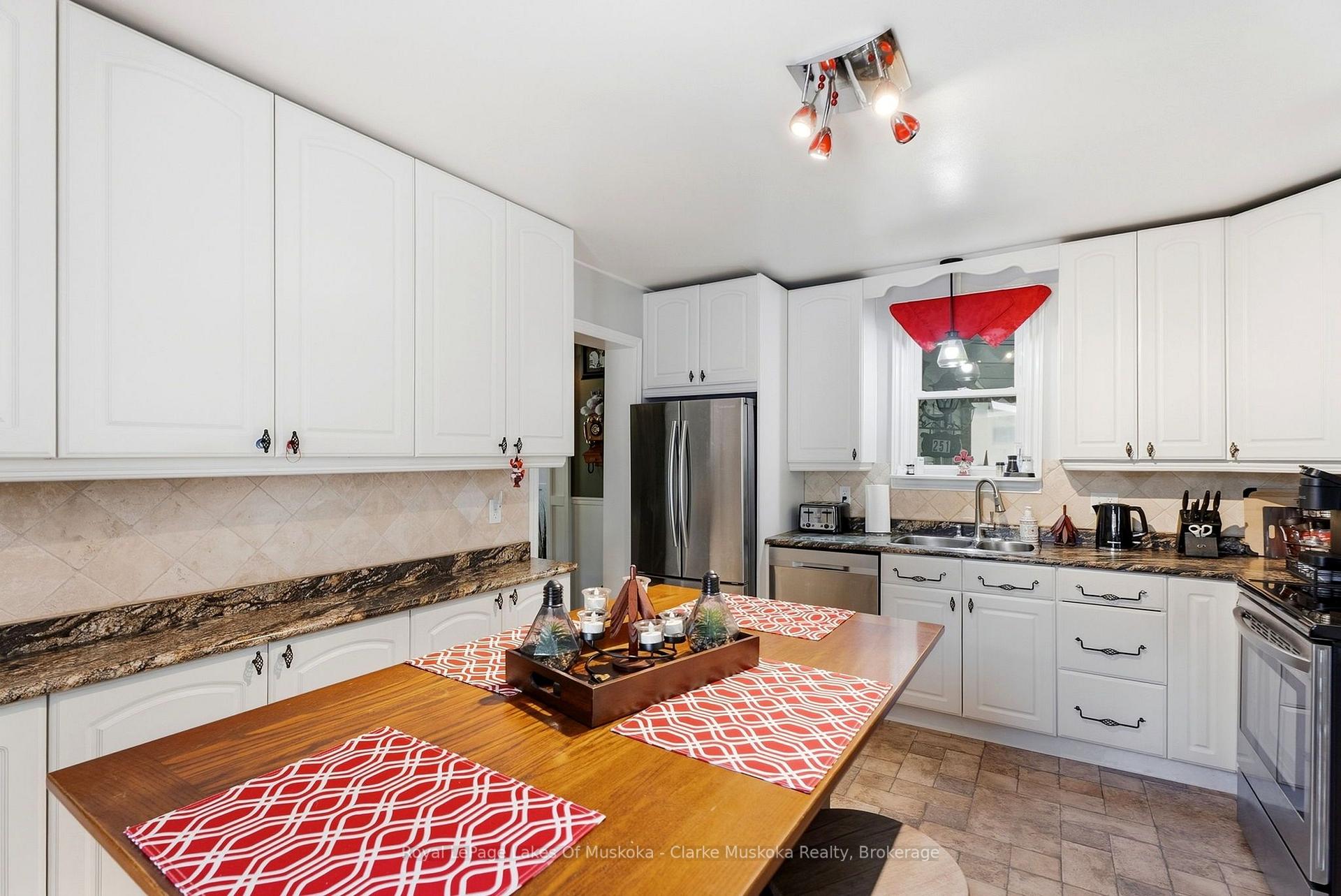 Photo 9 of 251 James Street W, Gravenhurst, Muskoka (S) — HOMEH