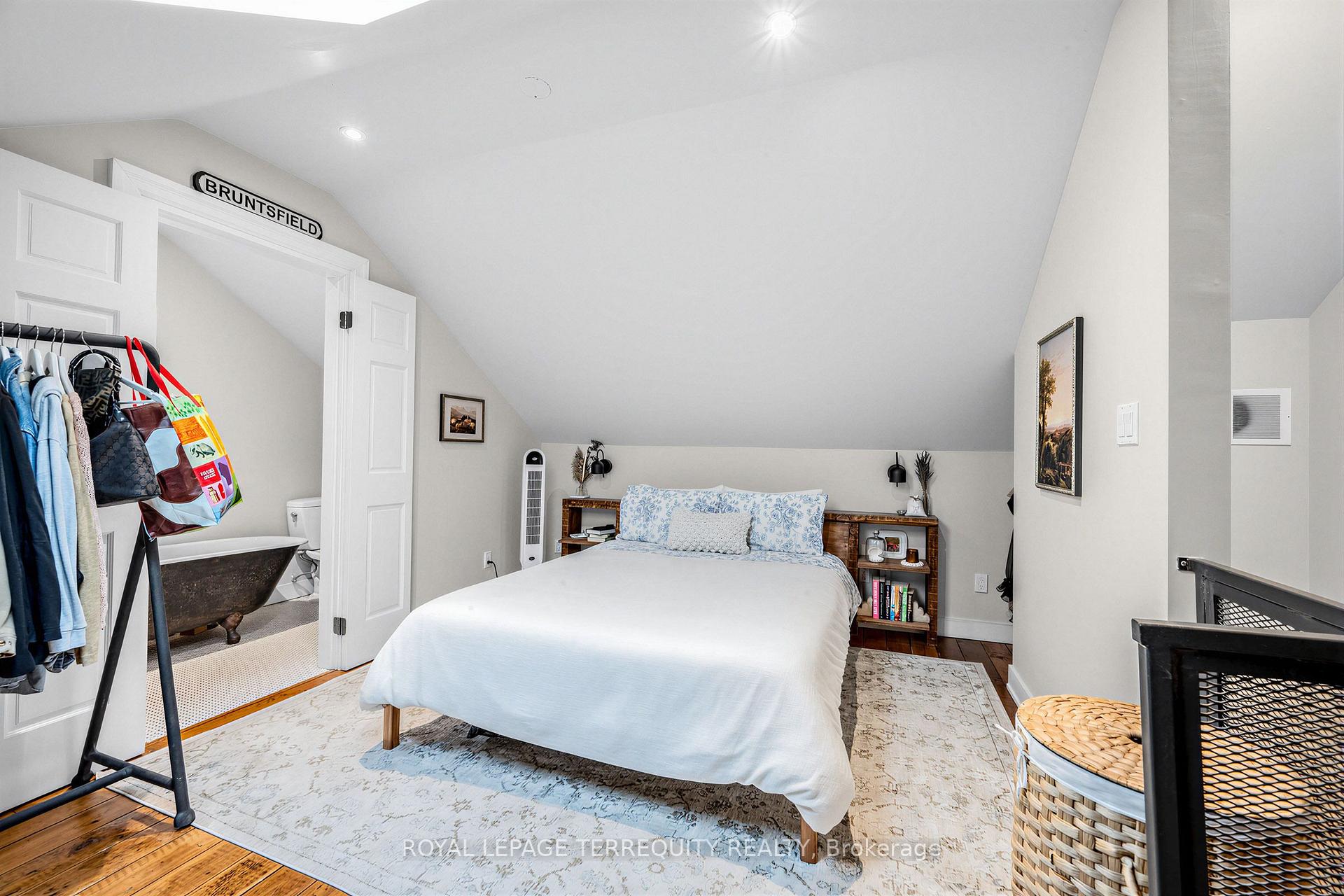 Photo 17 of 16 Fennings Street, Toronto, Trinity-Bellwoods — HOMEH