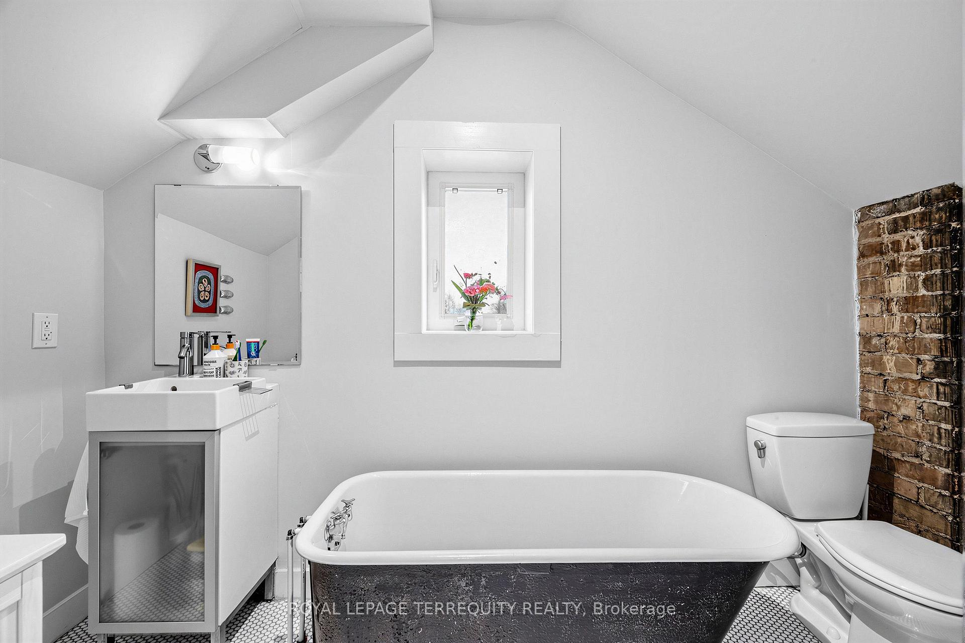 Photo 19 of 16 Fennings Street, Toronto, Trinity-Bellwoods — HOMEH