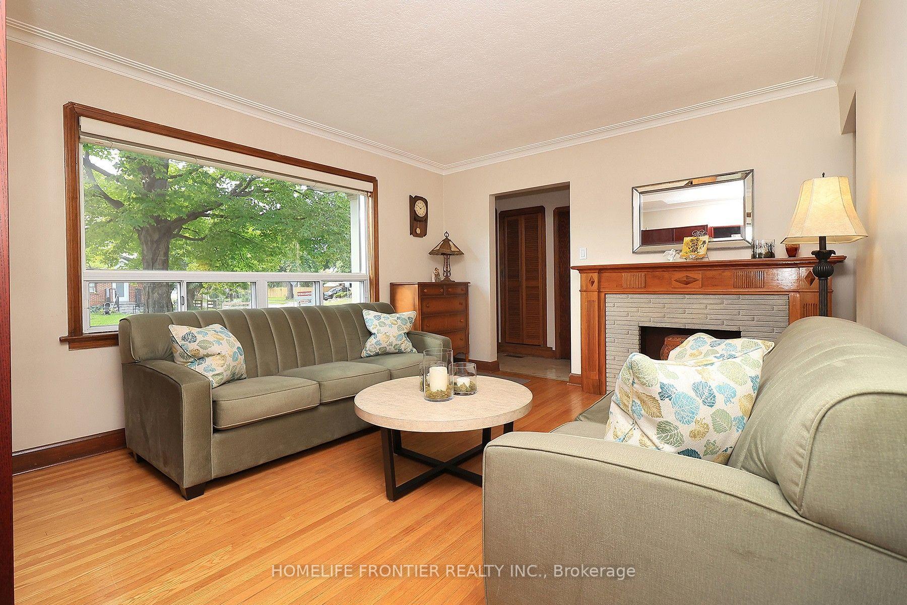 Photo 3 of 36 Silvercrest Avenue, Etobicoke, Alderwood — HOMEH
