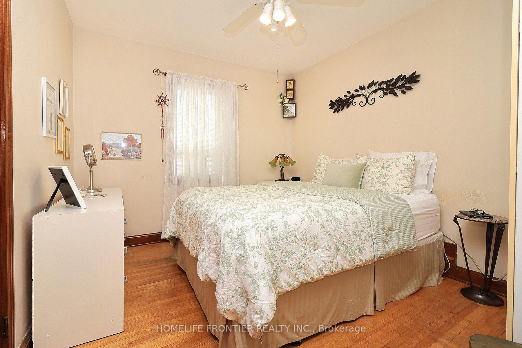 Photo 10 of 36 Silvercrest Avenue, Etobicoke, Alderwood — HOMEH