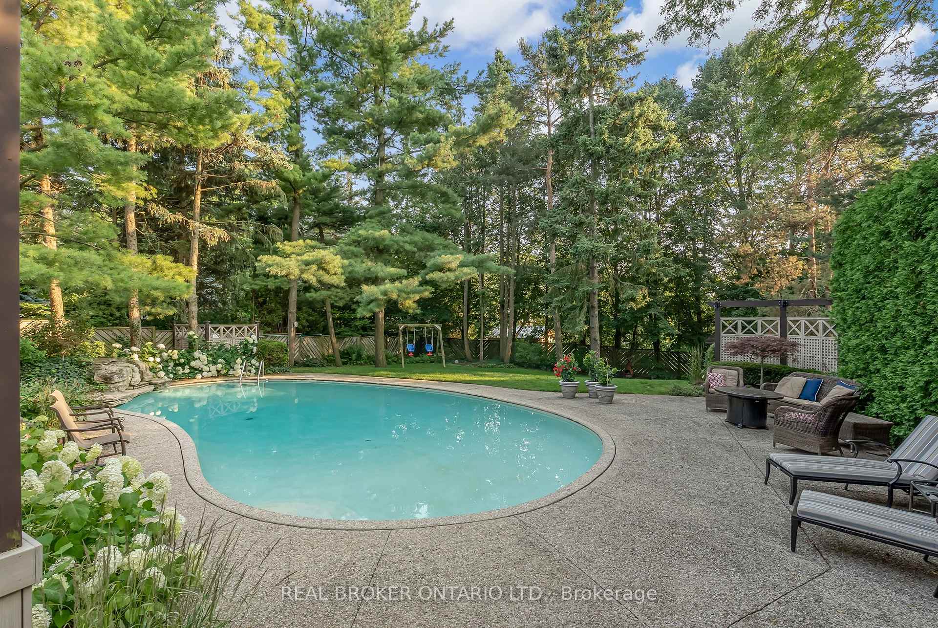 Photo 46 of 9 Flanders Drive, Hamilton, Waterdown — HOMEH
