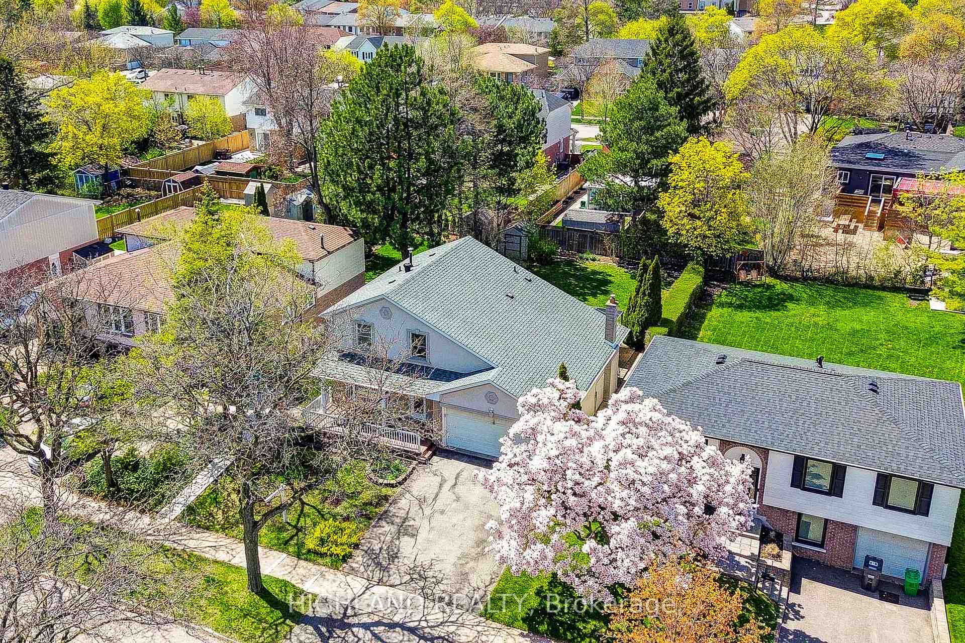 Photo 3 of 2231 Buttonbush Crescent, Mississauga, Erin Mills — HOMEH