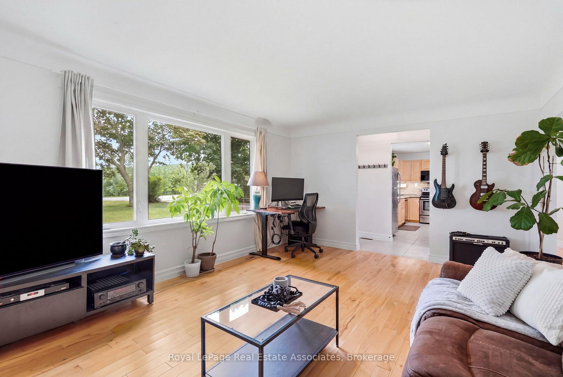 Photo 5 of 28 Kelson Avenue S, Grimsby, Grimsby West — HOMEH