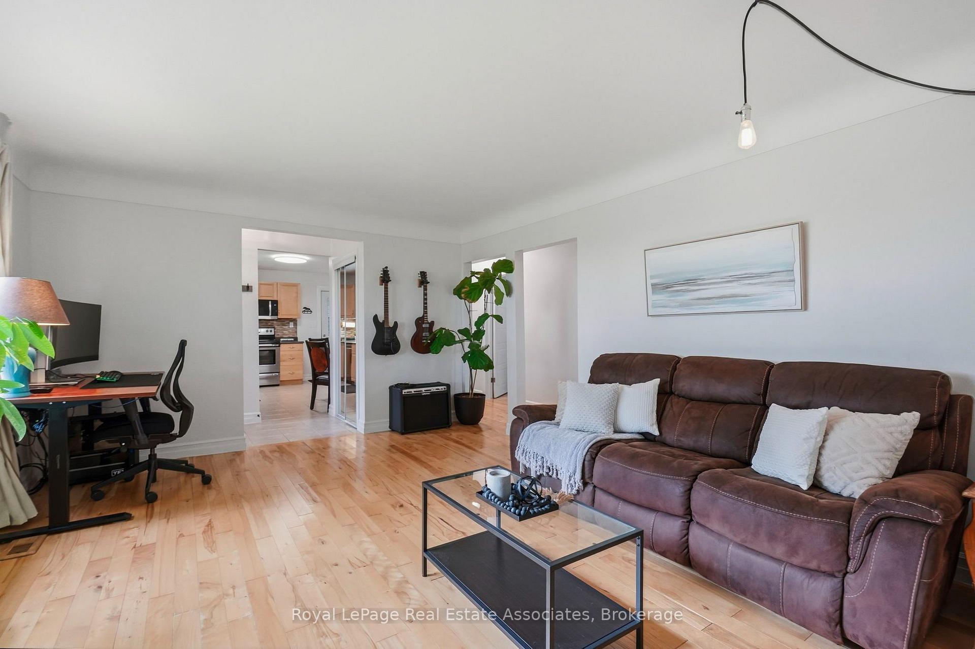 Photo 7 of 28 Kelson Avenue S, Grimsby, Grimsby West — HOMEH