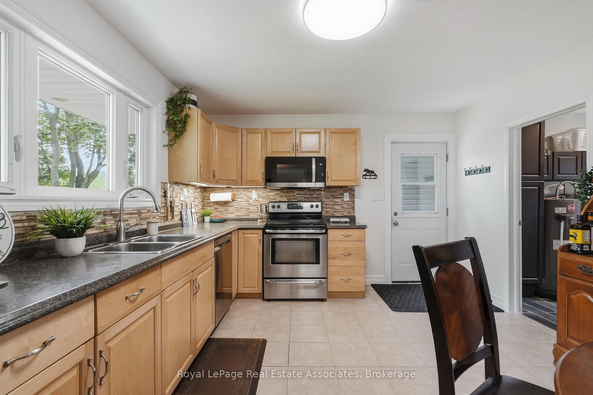 Photo 9 of 28 Kelson Avenue S, Grimsby, Grimsby West — HOMEH