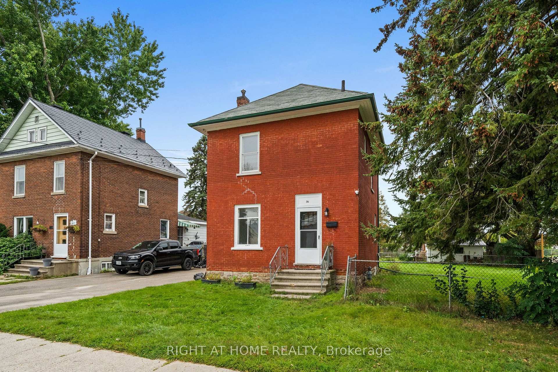 Photo 3 of 36 Empress Avenue, Smiths Falls, Smiths Falls — HOMEH