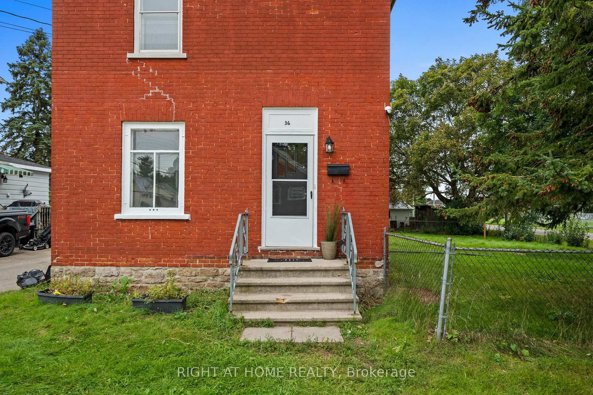 Photo 4 of 36 Empress Avenue, Smiths Falls, Smiths Falls — HOMEH