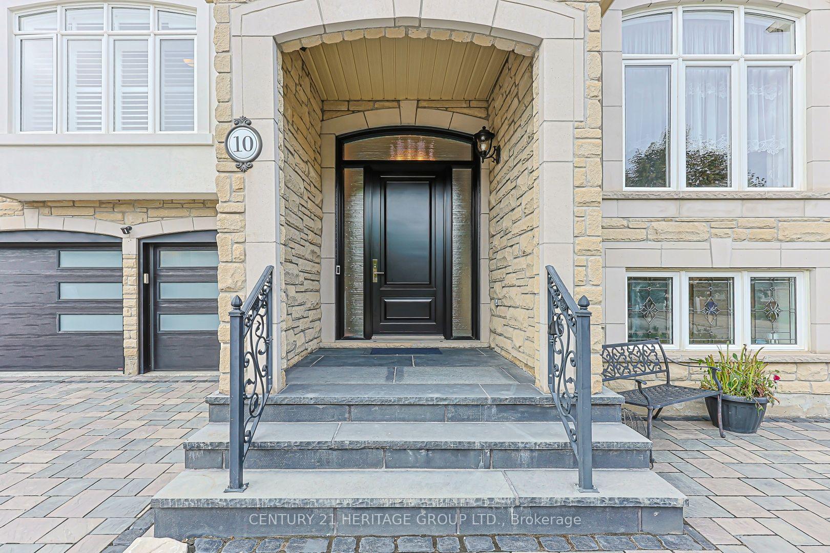 Photo 3 of 10 Weslock Crescent, Aurora, Bayview Northeast — HOMEH
