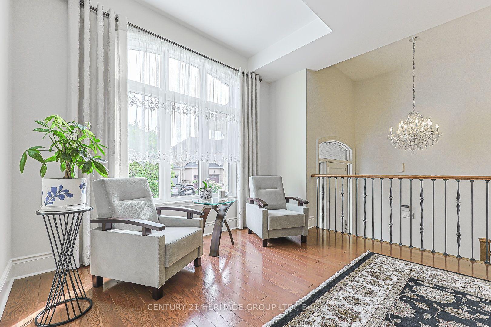 Photo 8 of 10 Weslock Crescent, Aurora, Bayview Northeast — HOMEH