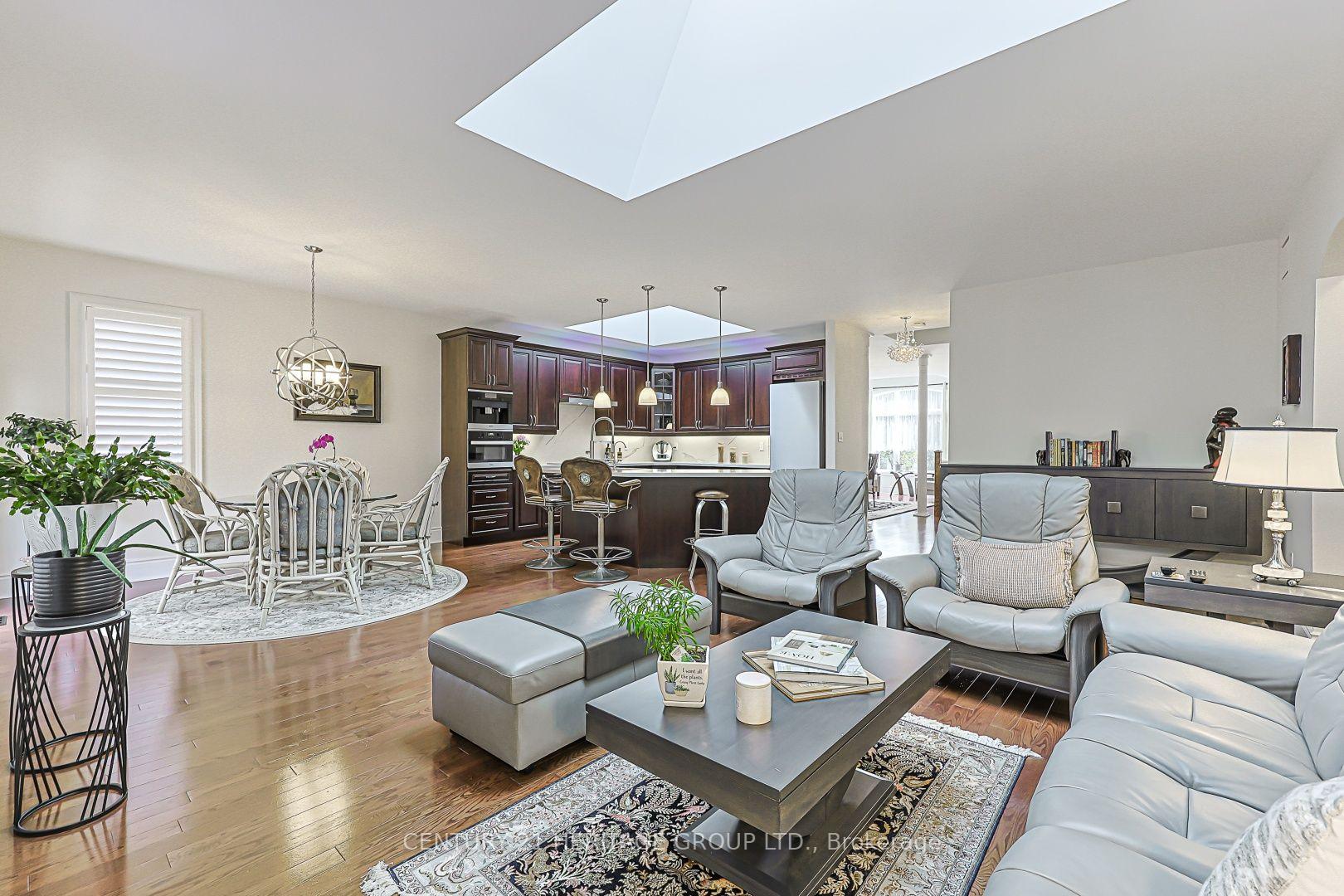 Photo 12 of 10 Weslock Crescent, Aurora, Bayview Northeast — HOMEH