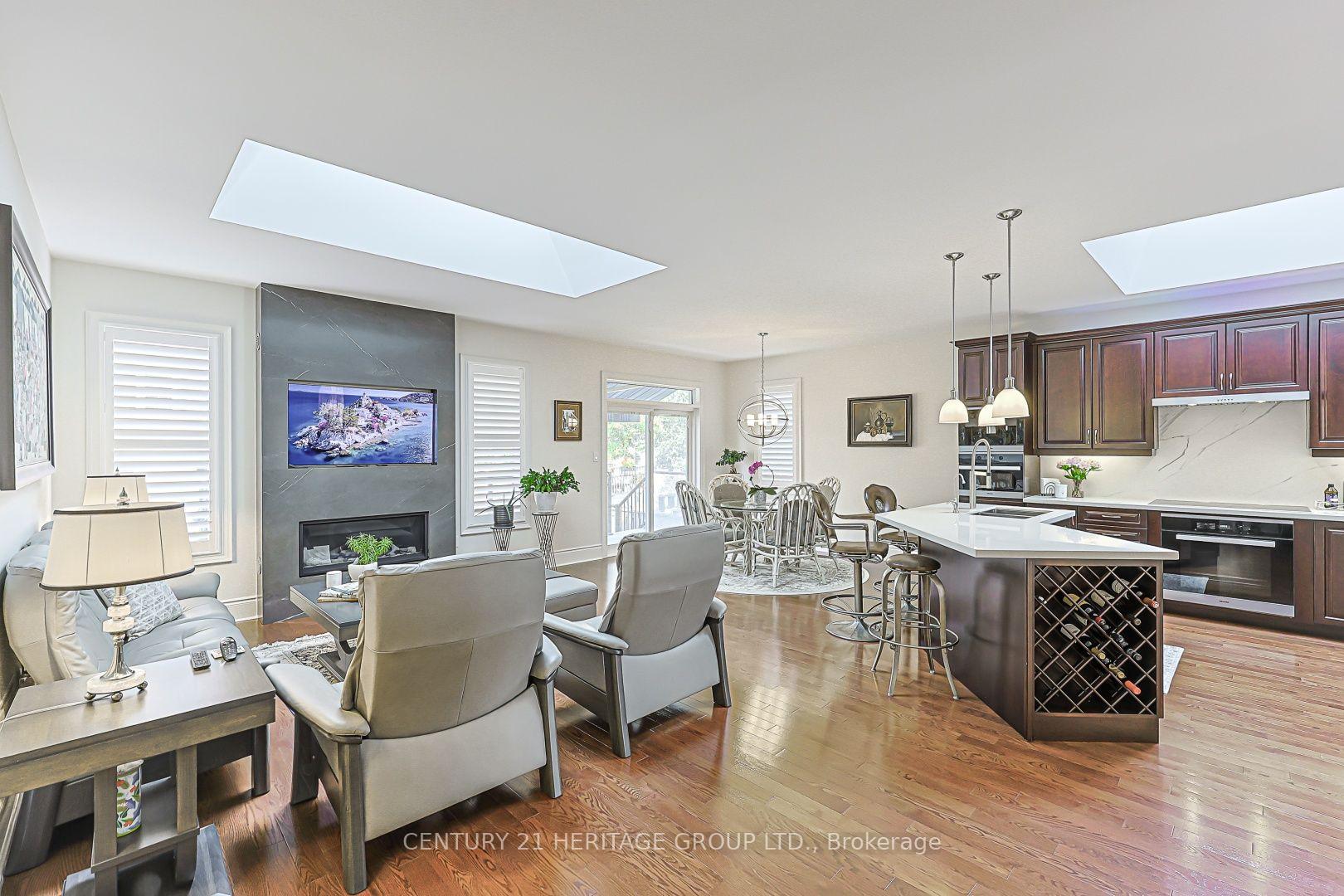 Photo 14 of 10 Weslock Crescent, Aurora, Bayview Northeast — HOMEH