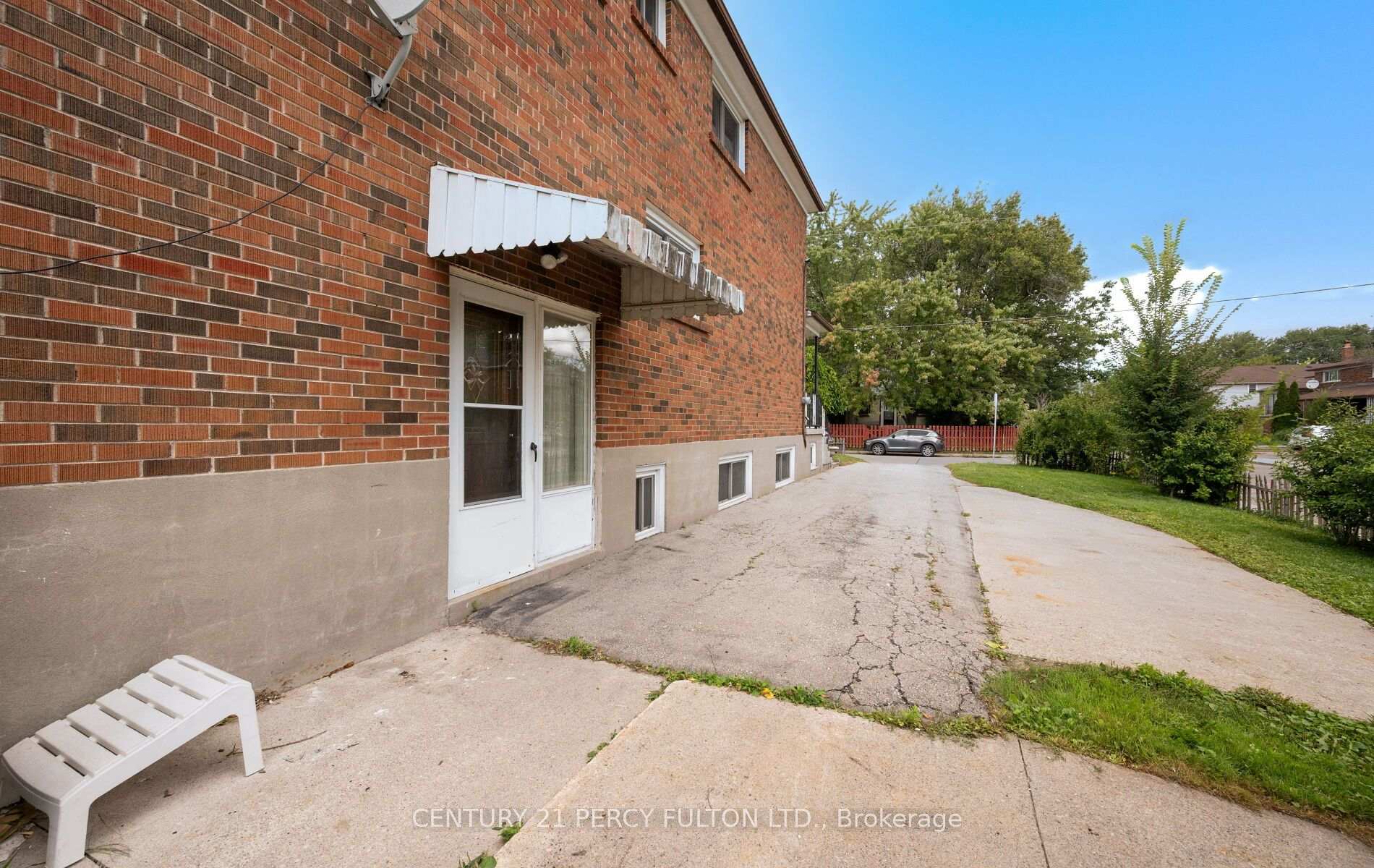 Photo 3 of 27 Willingdon Avenue, Scarborough, Birchcliffe-Cliffside — HOMEH