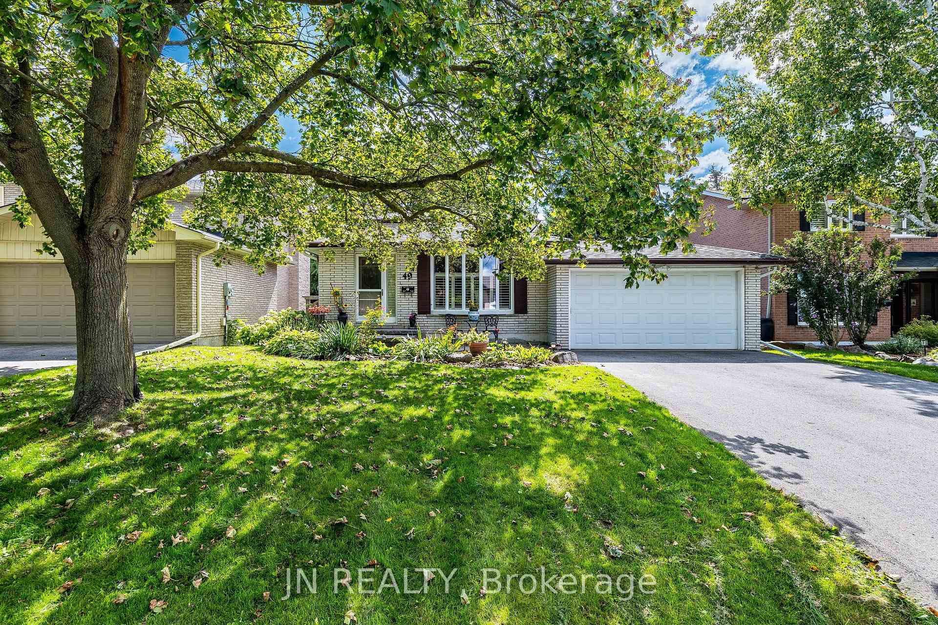 Photo 2 of 49 School Street, East Gwillimbury, Holland Landing — HOMEH