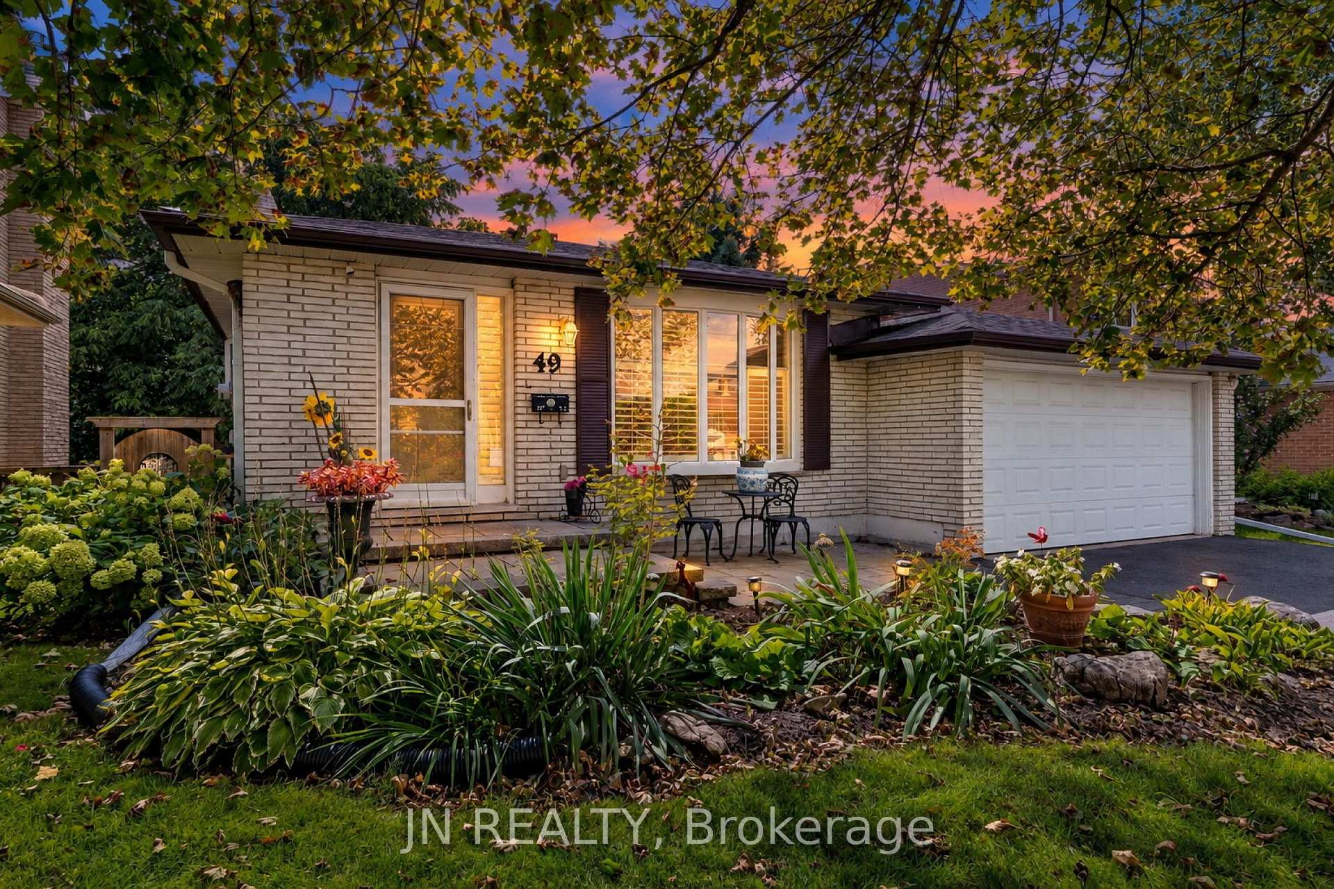 Photo 3 of 49 School Street, East Gwillimbury, Holland Landing — HOMEH