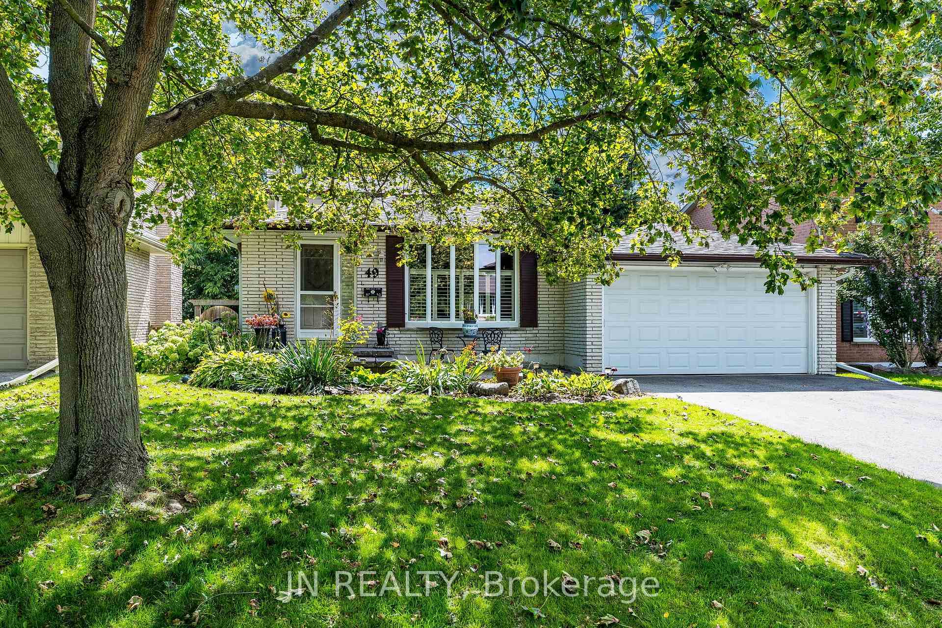Photo 4 of 49 School Street, East Gwillimbury, Holland Landing — HOMEH